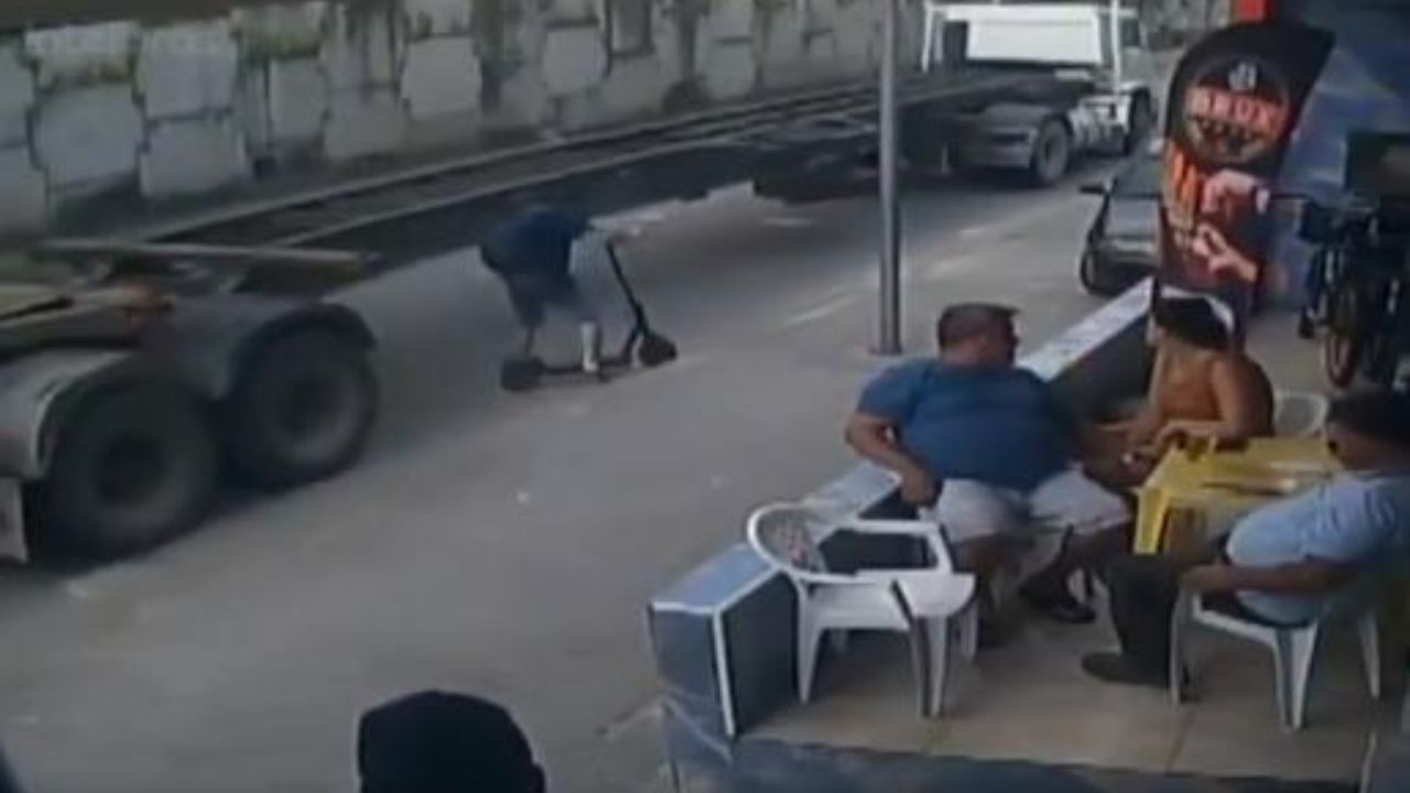 Vídeo: Hombre murió al caer de su patineta y ser atropellado por camión