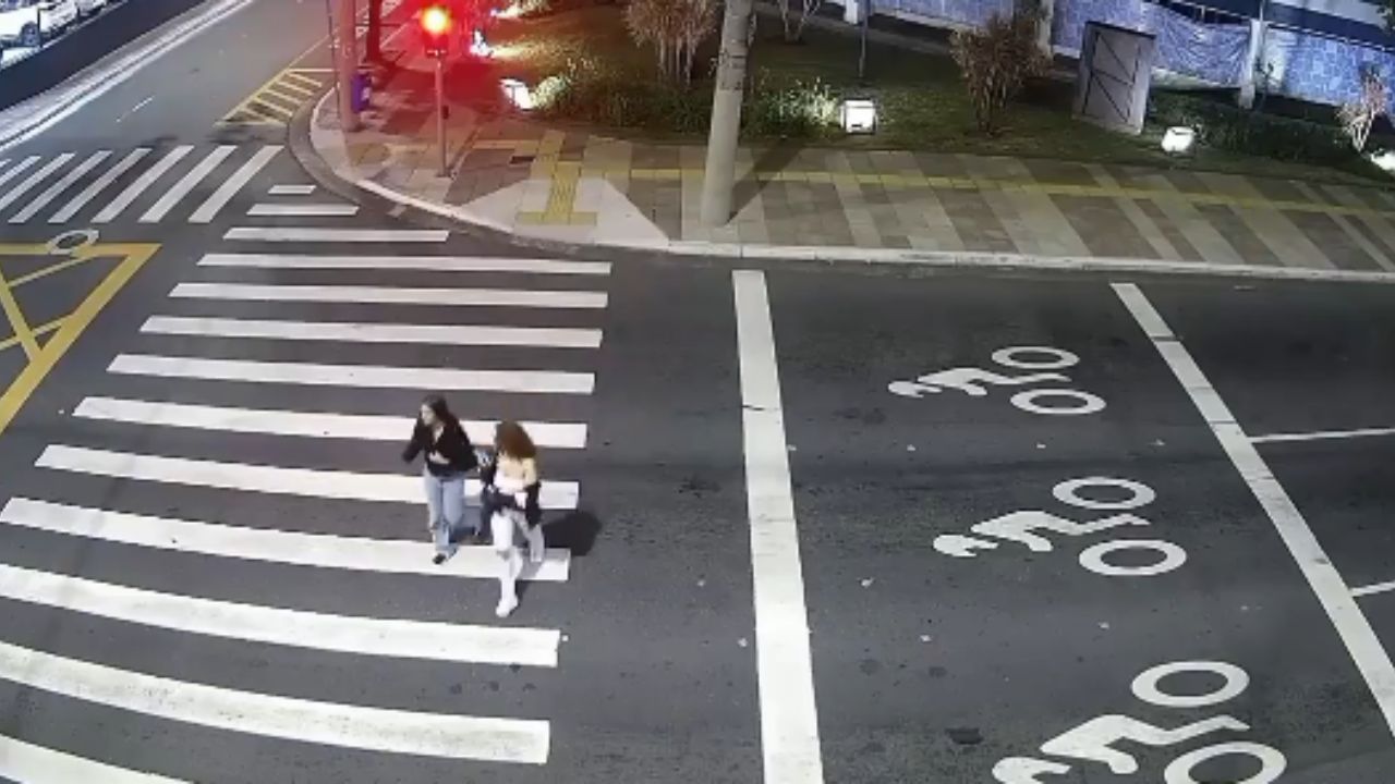 Video: Dos jóvenes fueron atropelladas por carro a alta velocidad