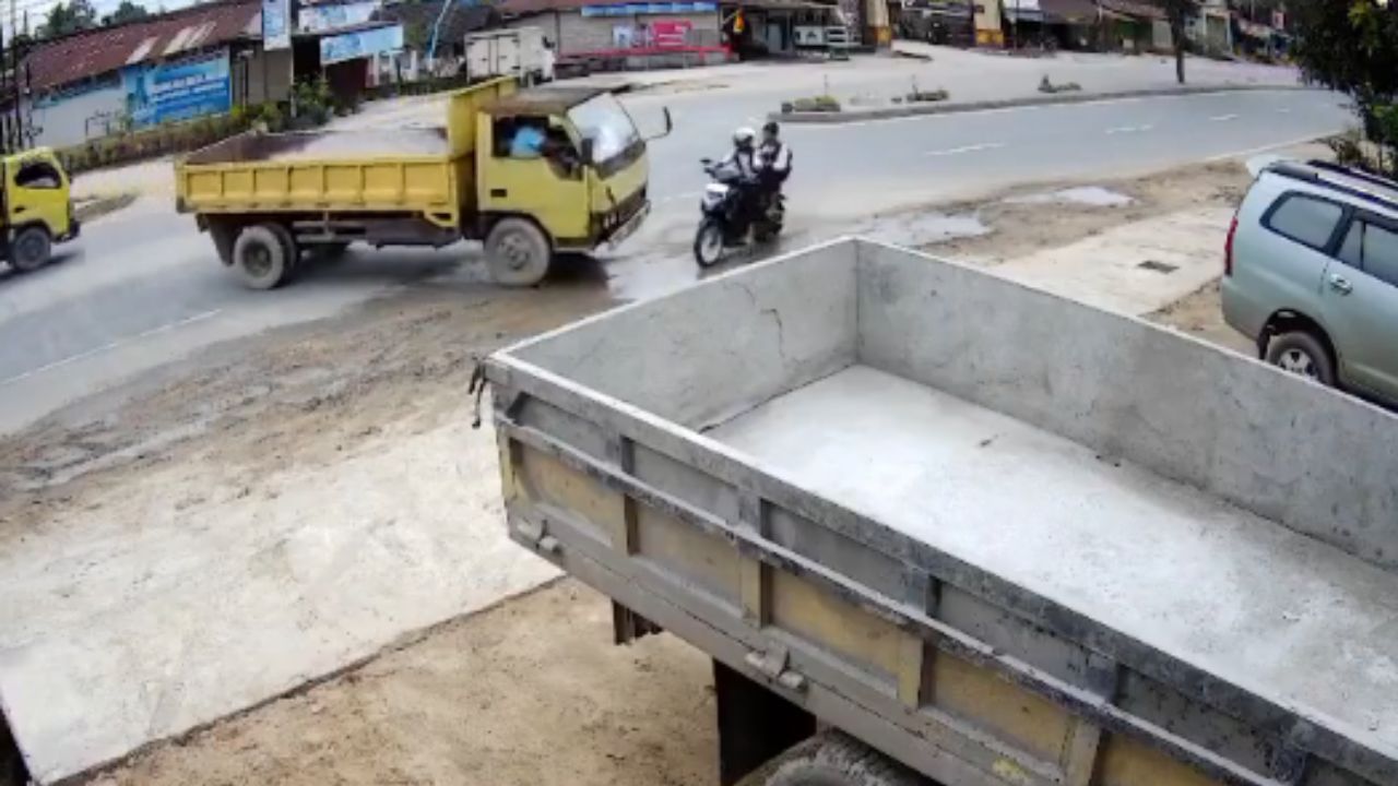 Vídeo: Jóvenes en motocicleta fueron atropellados y cayeron en alcantarilla