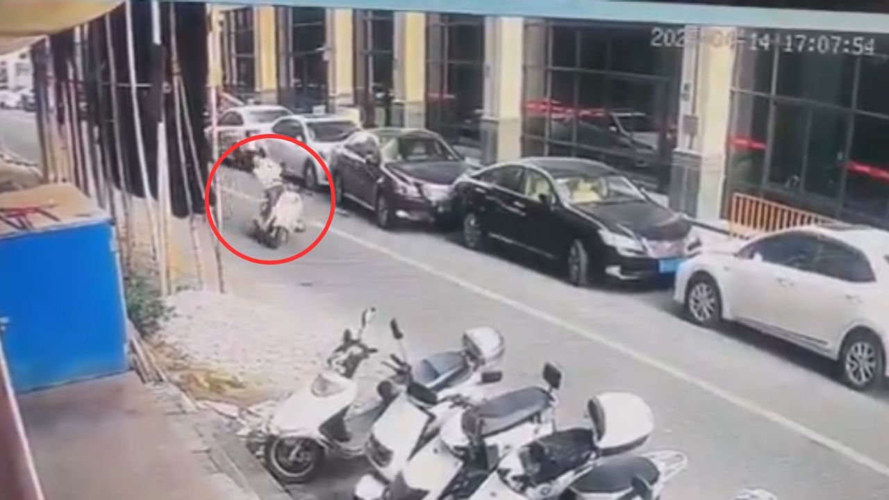 Vídeo: Así cayeron ladrillos a joven mientras conducía su motocicleta