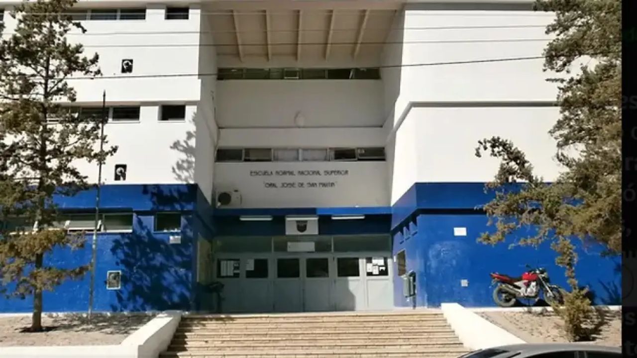 Madre e hija desfiguran a golpes a directora de escuela por suspenderla