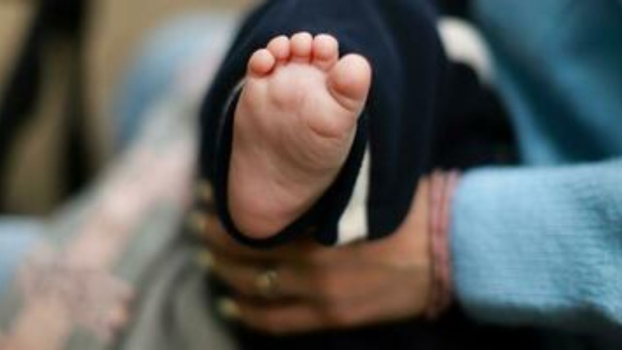 Detienen a madre, de 17 años, que intentó lanzar a bebé desde un balcón