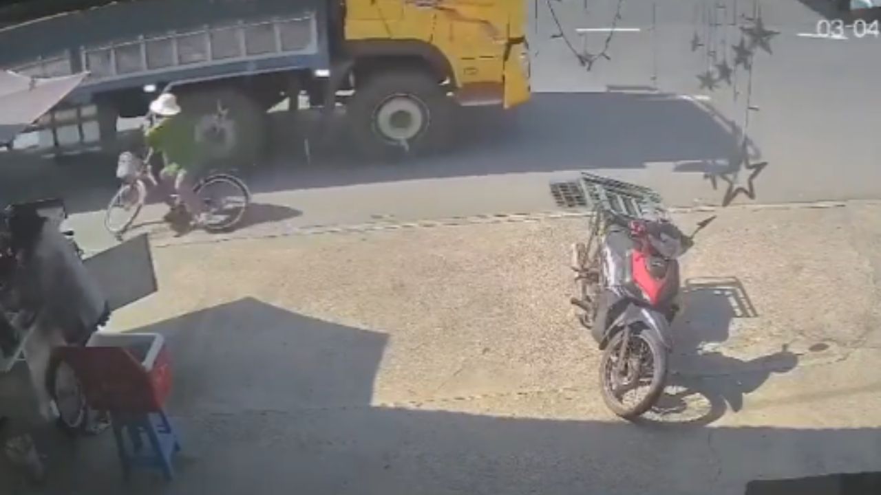 Vídeo: Mujer pierde control de su bicicleta y fue aplastada por camión