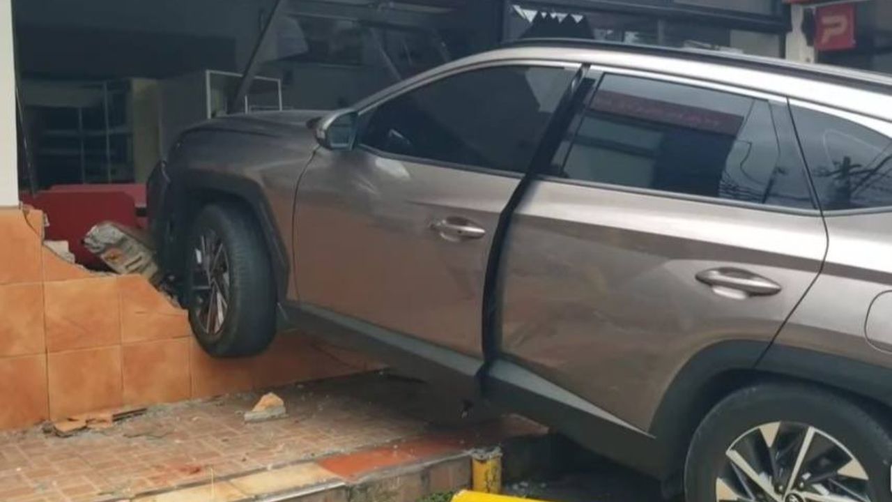 Mujer confunde pedales de su carro y choca contra repostería en bulevar Morazán