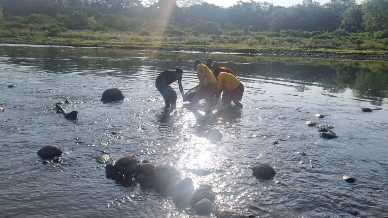 Jugador de fútbol hondureño muere ahogado al rescatar a su hija en río de Santa Bárbara