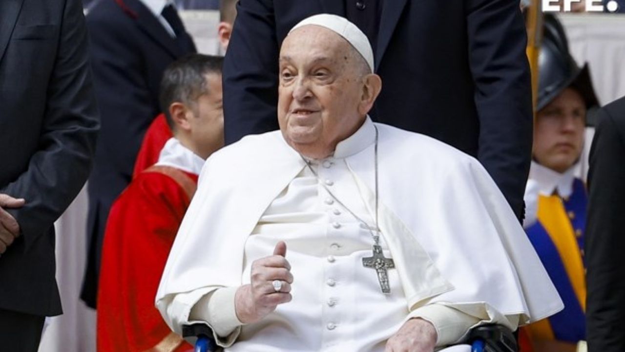 El papa aparece en la plaza de San Pedro para saludar en el Domingo de Ramos