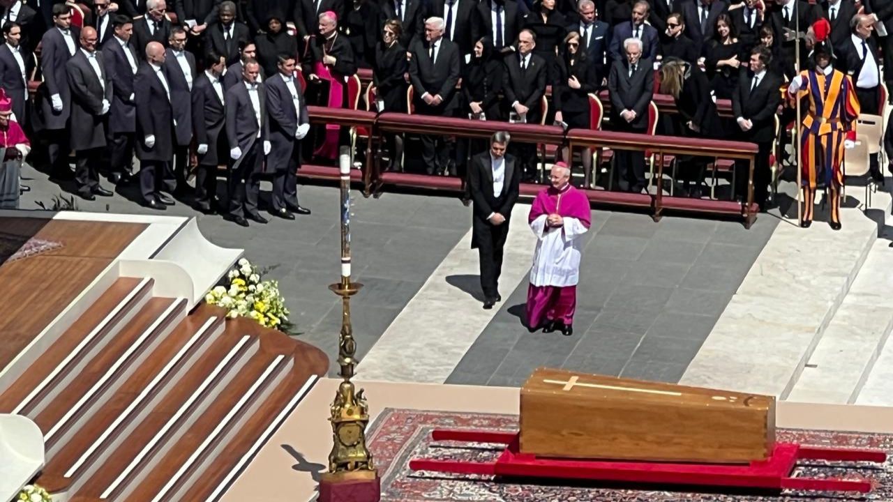 Miles de fieles se despiden del papa emocionados ante Santa María la Mayor