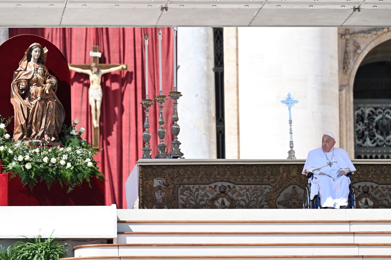 El papa sorprende a los fieles al reaparecer en la Plaza San Pedro