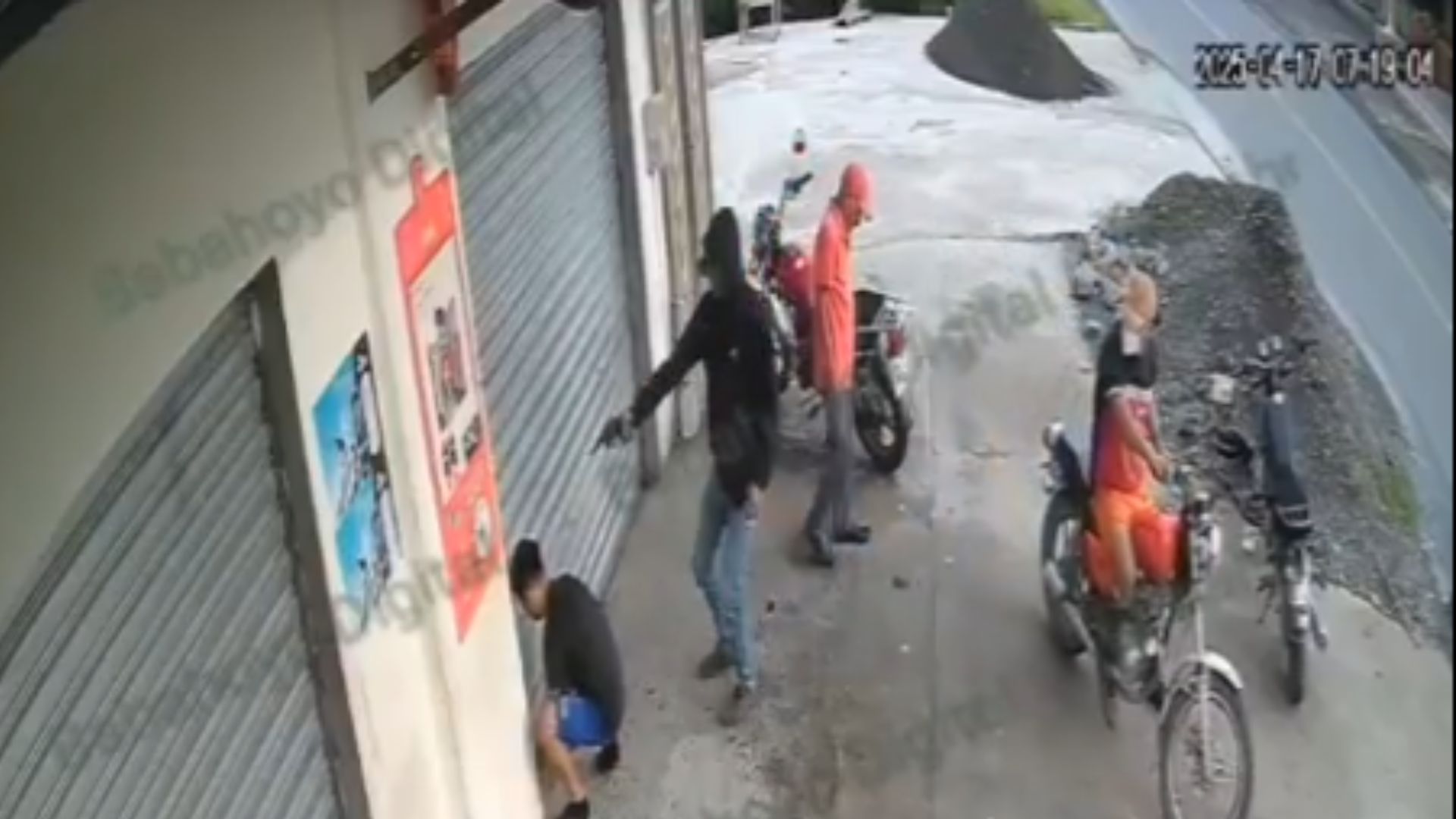 Video revela momento en que dueño de taller es asesinado frente a su negocio