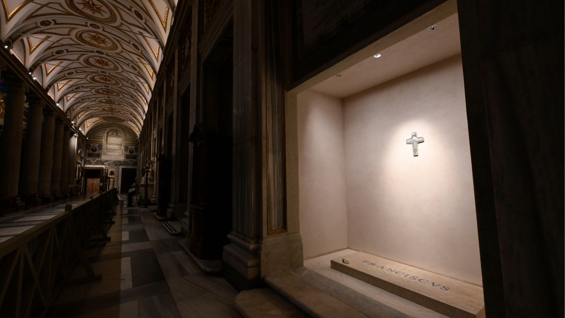 Miles hacen fila para despedirse del papa Francisco en su morada eterna
