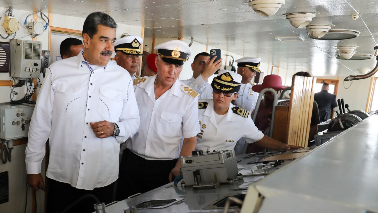 Maduro dice a Rusia que mares de Venezuela 'están abiertos a la cooperación'