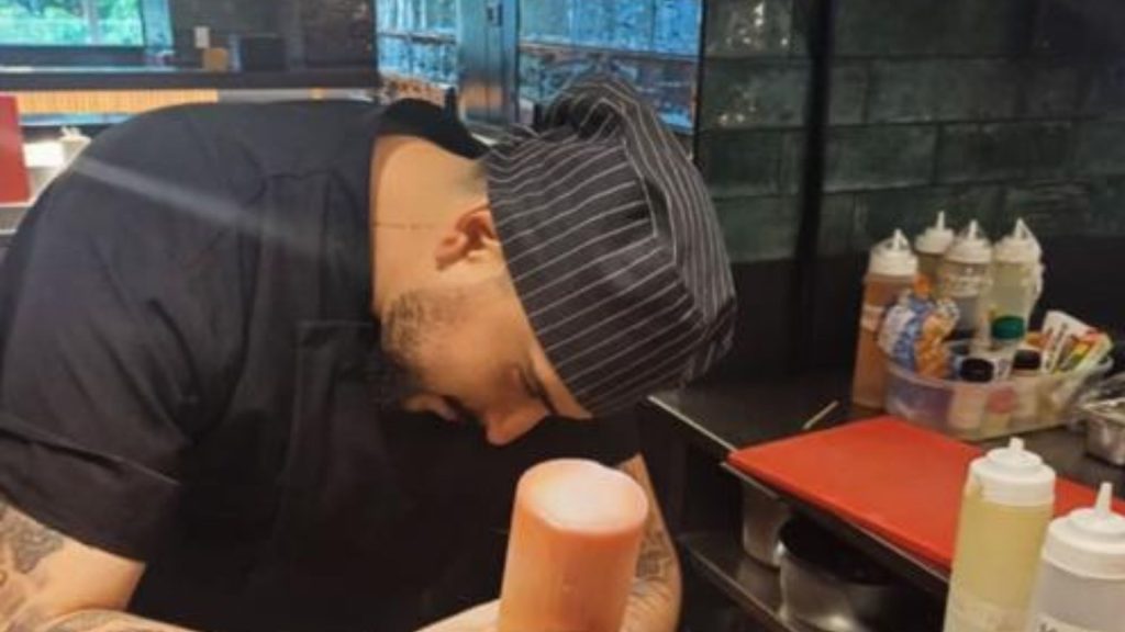 Kenneth Gabriel Arenas Duarte mientras cocinaba