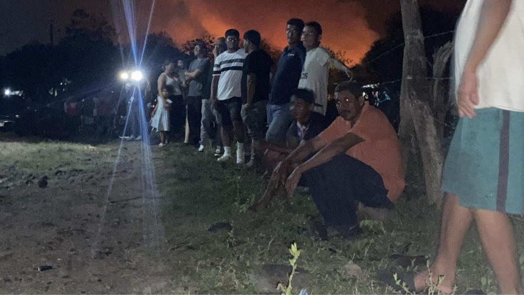 Familiares y amigos de Edilberto Cruz en el velatorio en Santa Cruz de Yojoa
