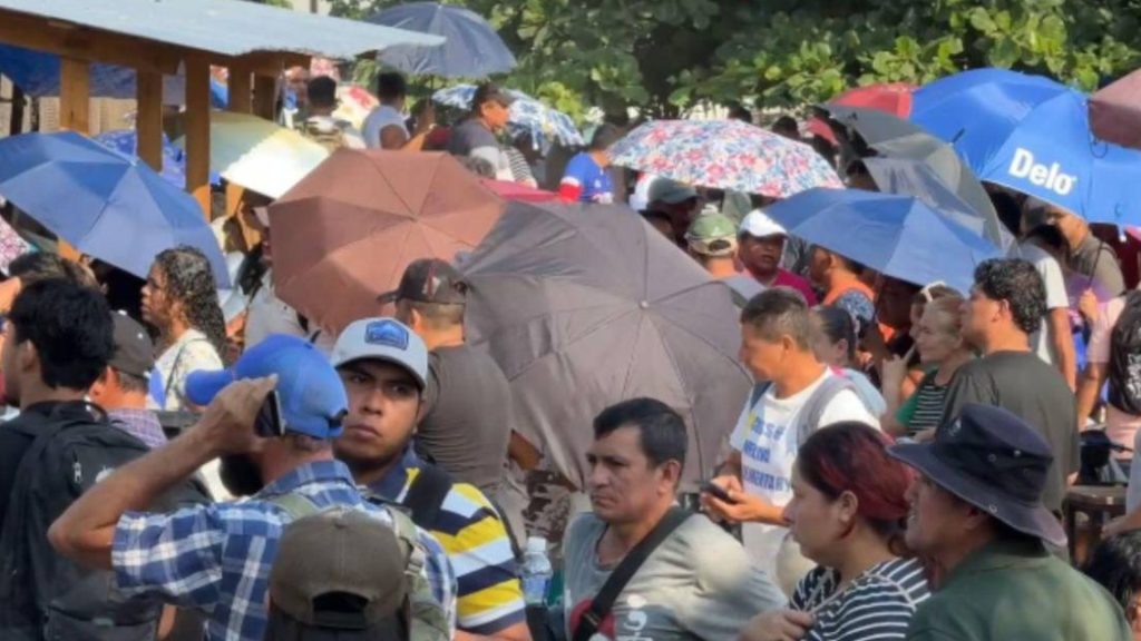 Socios de Koriun se aglomeran en los alrededores de las oficinas en Choloma