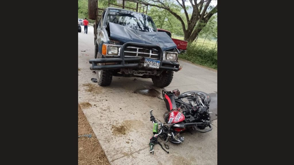 Pick up chocado y moto en el suelo en área rural de San Francisco de la Paz
