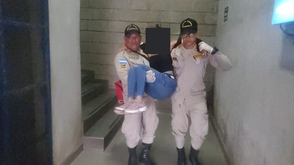 Bomberos cargan a Daniela Julissa Rosales