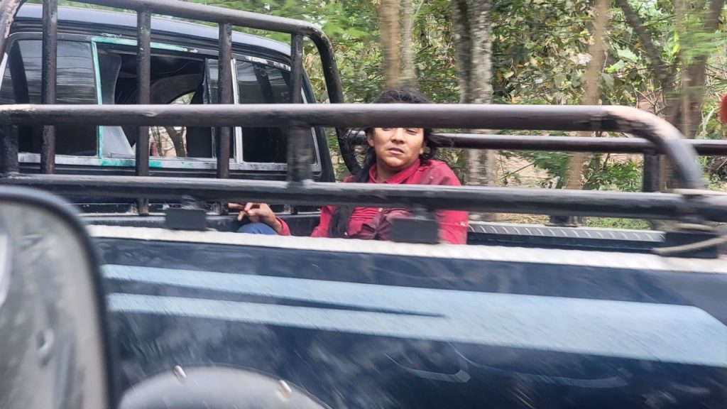 Una persona en la paila de un carro