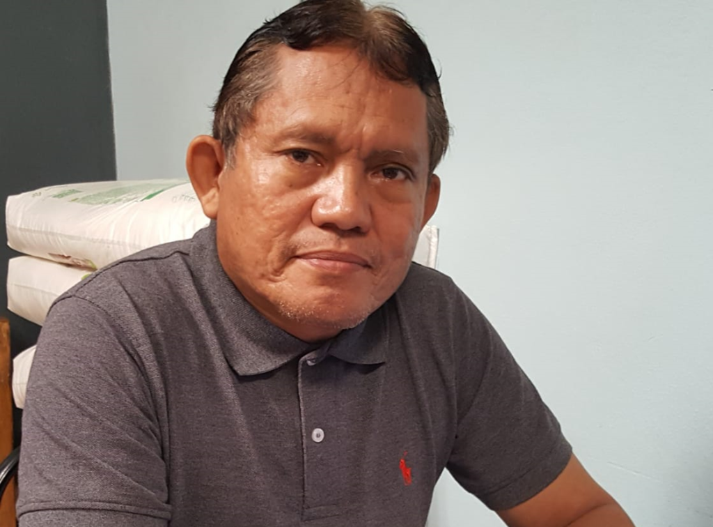 Adalid Irías viendo al frente