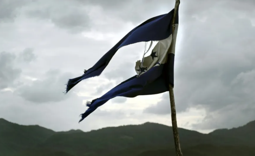 La bandera de Honduras rota