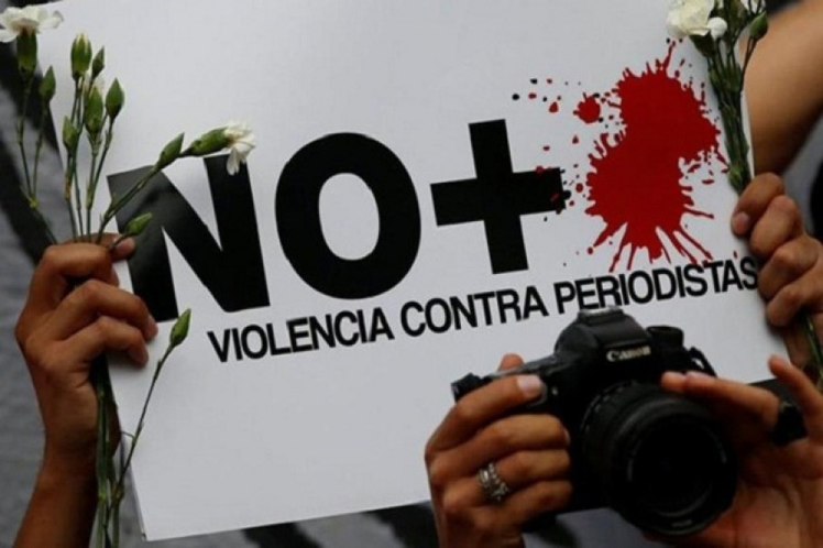 Un cartel que dice 'No más violencia contra periodistas'