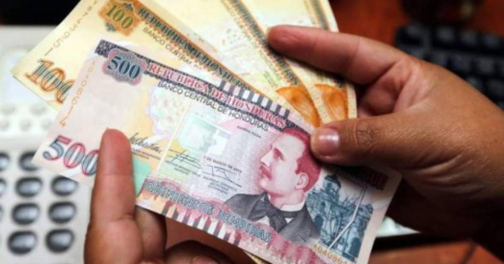 Una mano sosteniendo billetes