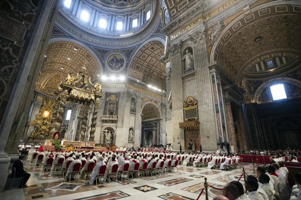 Cardenales durante misa de las 'Novendiales'.