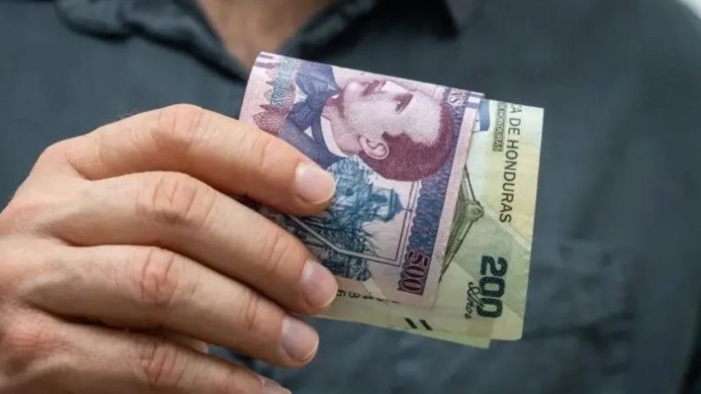 Una persona con billetes en mano