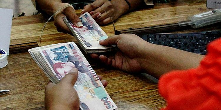 Una persona recibiendo dinero