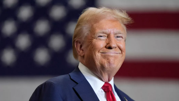 Donald Trump viendo al frente