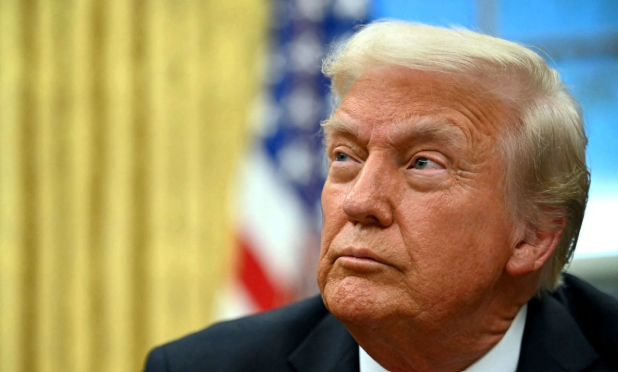 Donald Trump viendo al lado