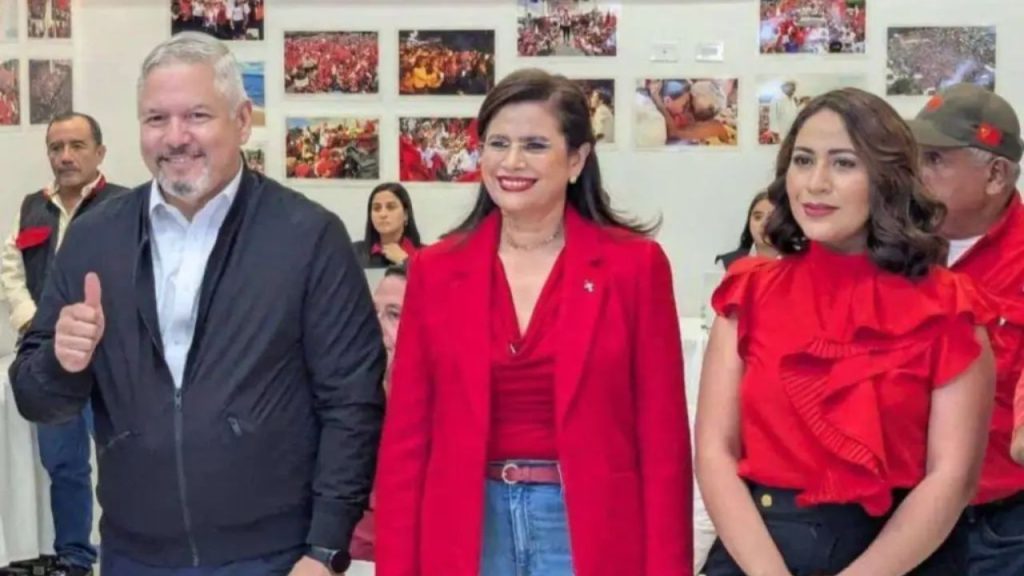 Enrique Reina, Rixi Moncada y Angélica Álvarez viendo al frente