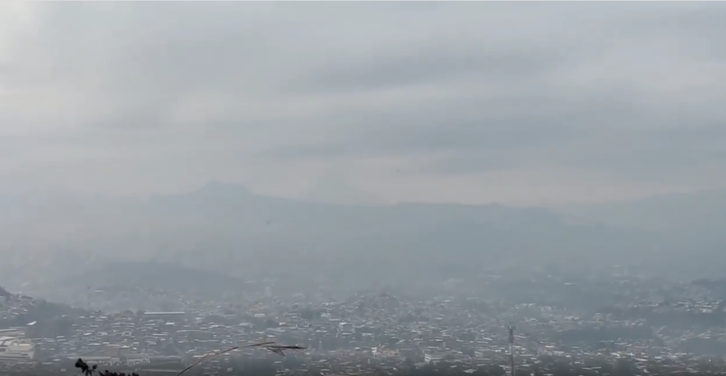 Tegucigalpa cubierta por densa capa de humo.