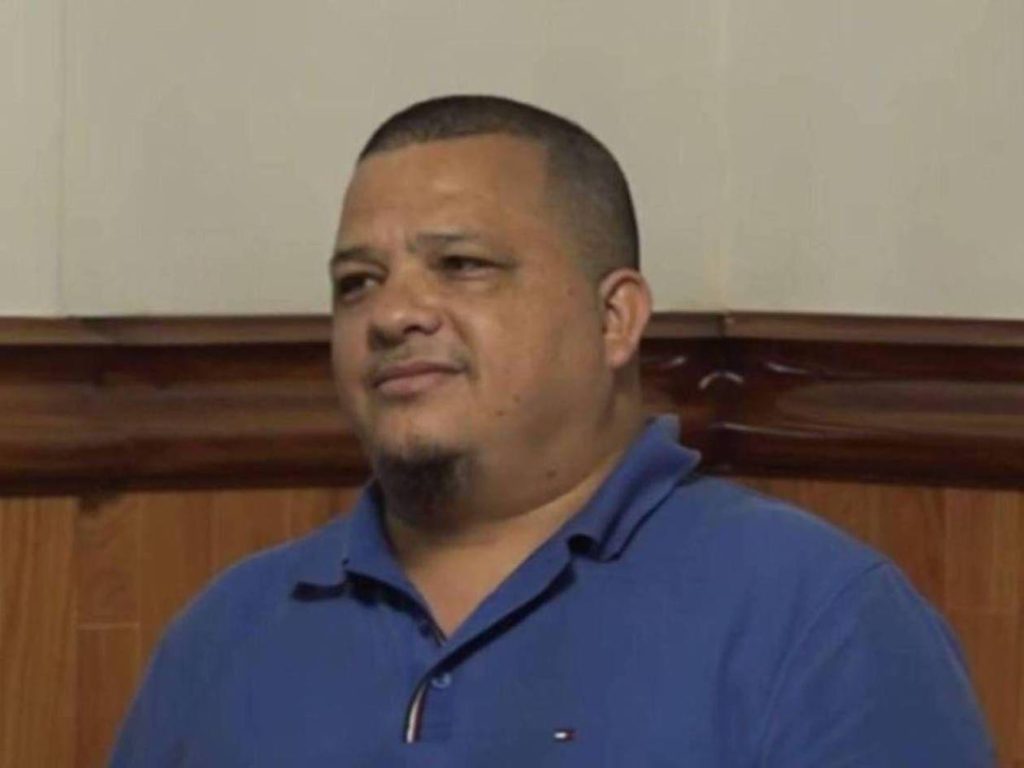 El hombre viendo al lado