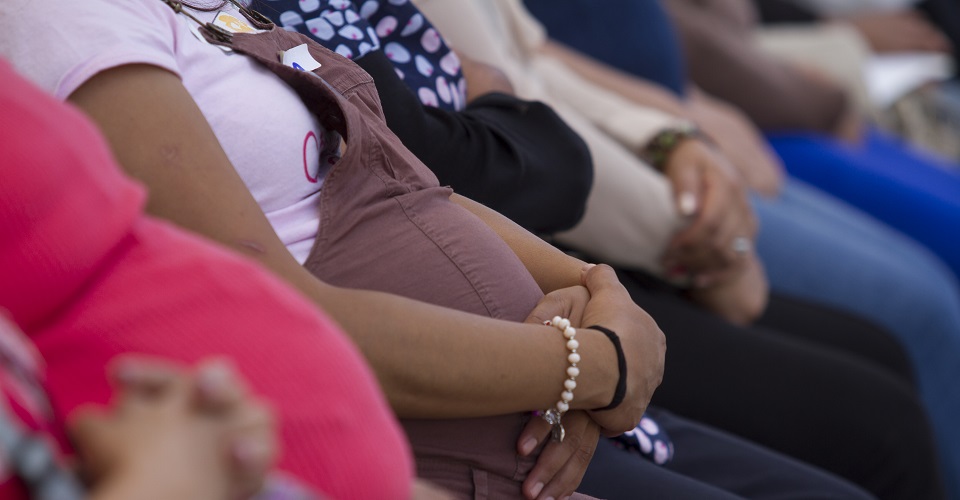 Embarazadas con sus manos en la panza