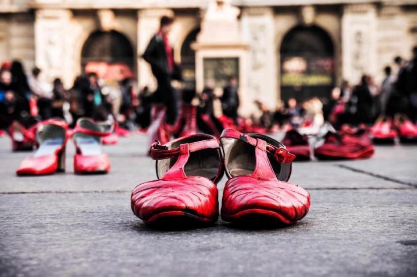 Unos zapatos de mujer en un lugar