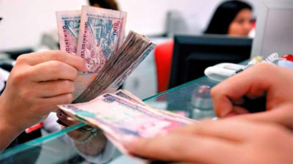 Personas con lempiras en manos