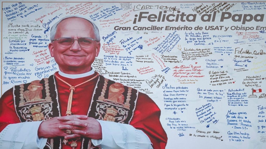 Mural del papa con muchas firmas en Chiclayo, Perú