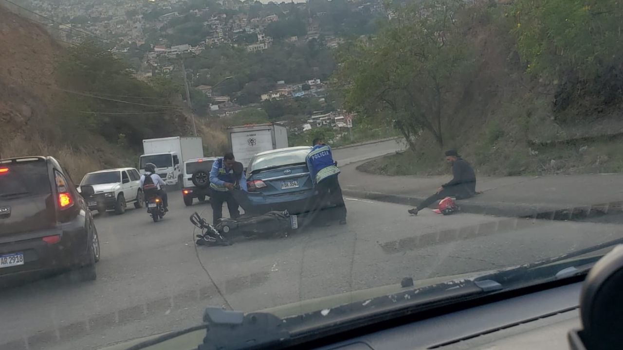 'Pegué y me caí': motociclista se  estrella contra carro en cuesta El Chile