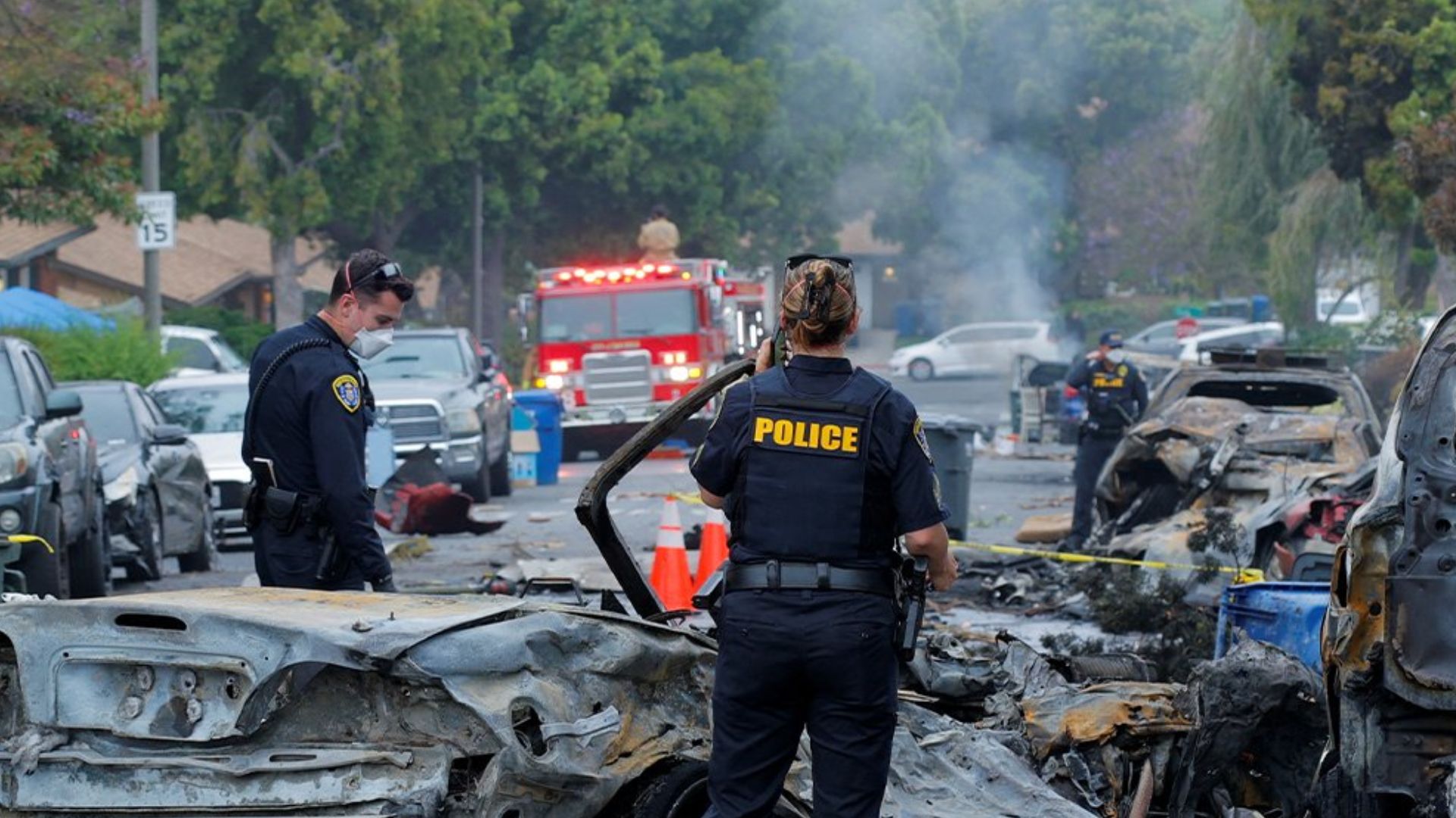 Imagen de Dos muertos y ocho heridos al estrellarse avioneta en un barrio en el sur de California