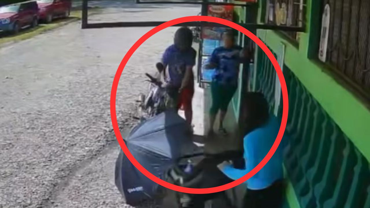 VIDEO: Hombre apunta con pistola a mujer y a su bebé en pulpería de La Ceiba