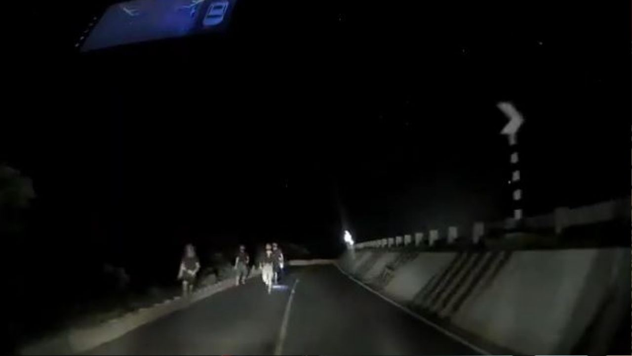 Graban cuando conductor es emboscado por hombres con machetes