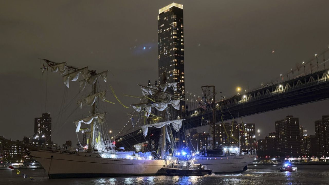 Choque de velero Cuauhtémoc con puente de Brooklyn deja al menos dos heridos graves