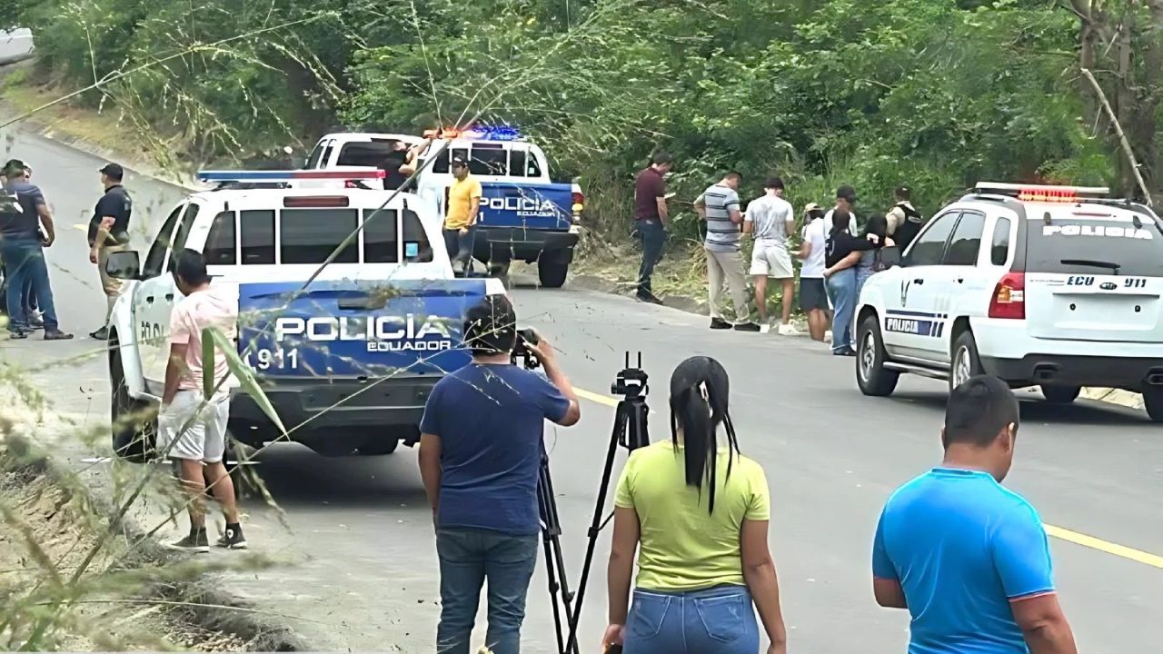 Imagen de Hallan cinco cuerpos carbonizados dentro de vehículo en zona costera de Ecuador