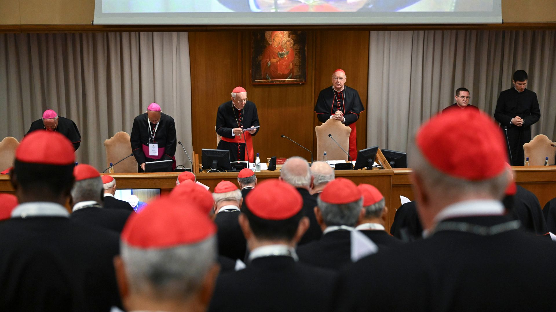 Cardenales se preparan 'en armonía' a menos de una semana del cónclave