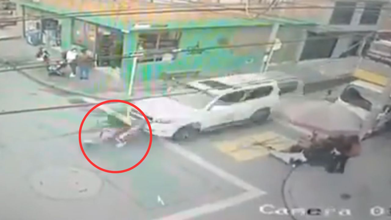 Vídeo: Conductor de carro embiste a motociclistas que quisieron asaltarlo