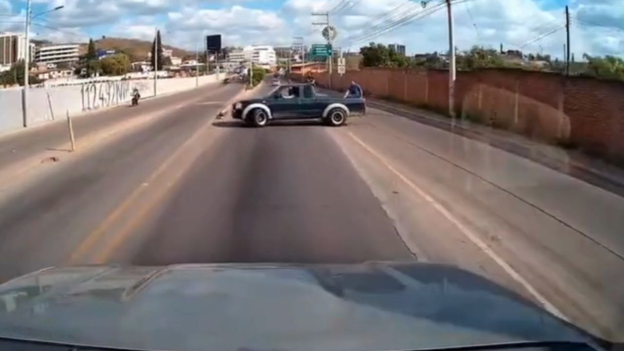 Vídeo: Conductor evita accidente de tránsito por otro que cruzó imprudentemente