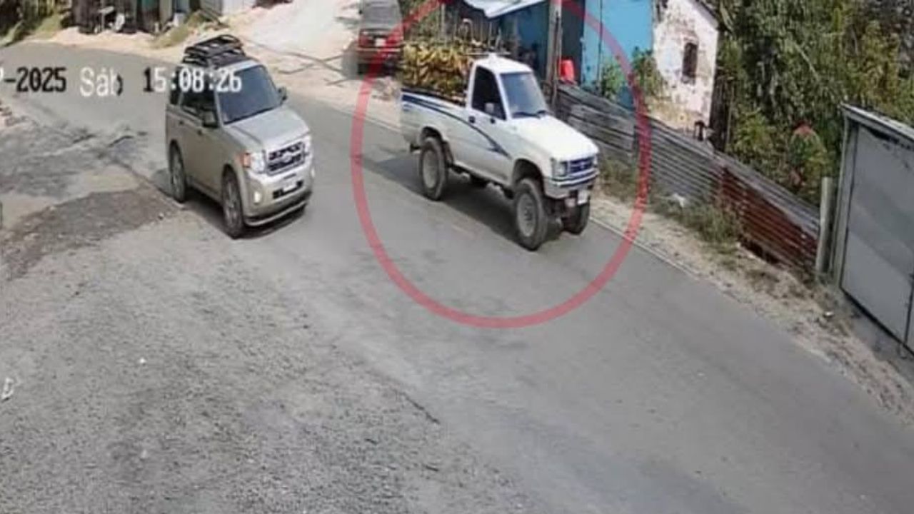 Graban a sujetos huyendo con carro robado tras asesinar a sus dueños en Copán