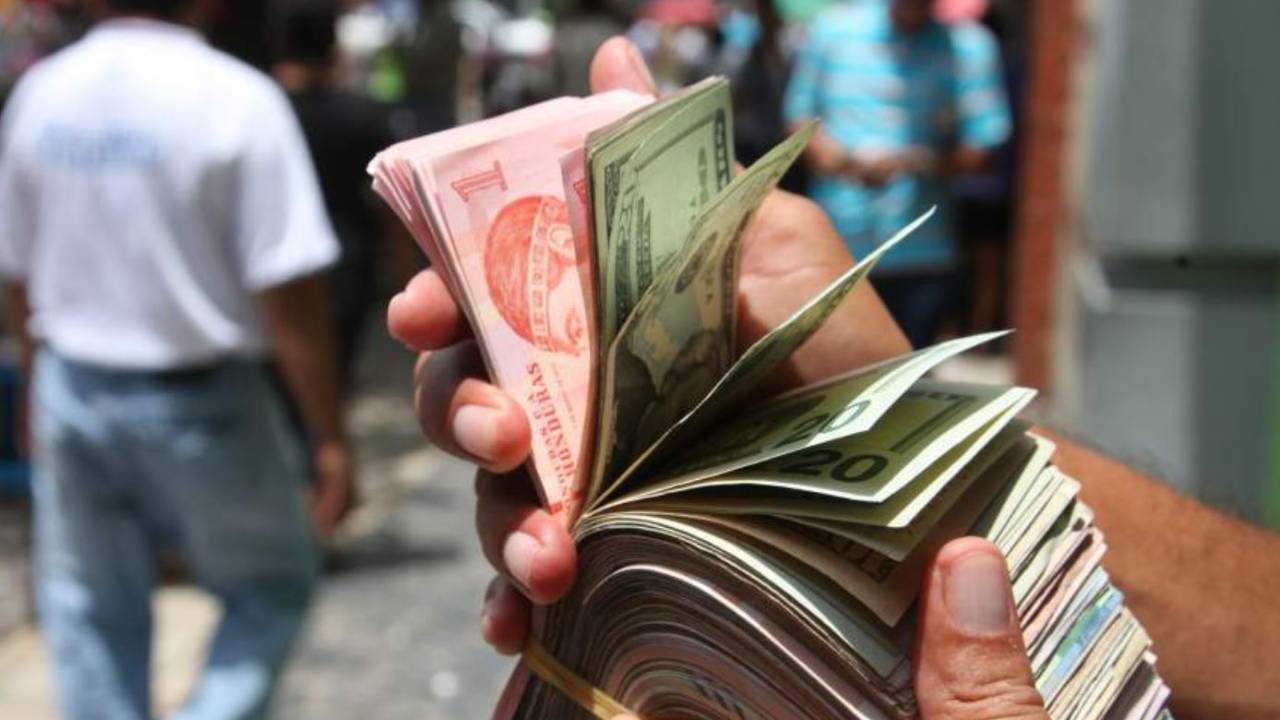Editorial HRN: El deslizamiento del lempira y el golpe de la inflación