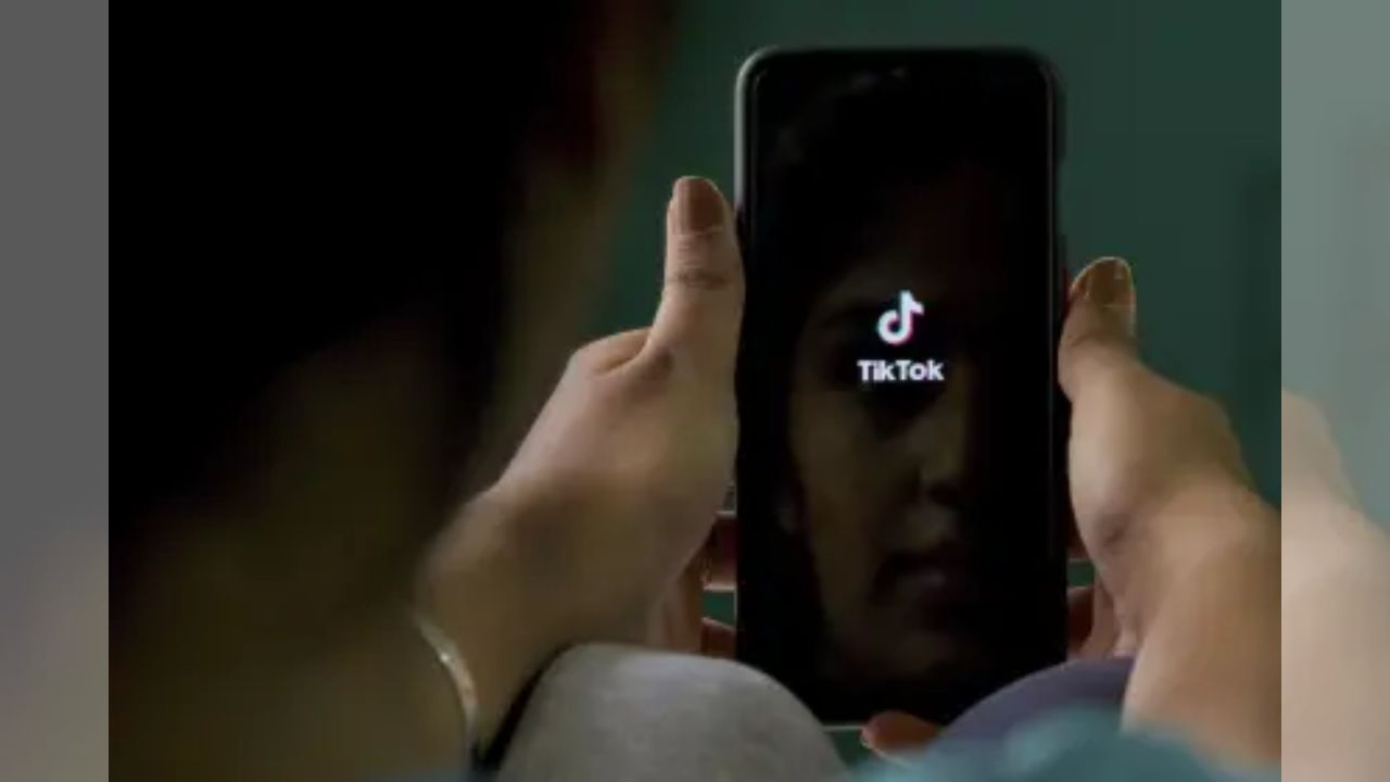 Advierten sobre emojis que crimen organizado usa en Tiktok para reclutar jóvenes