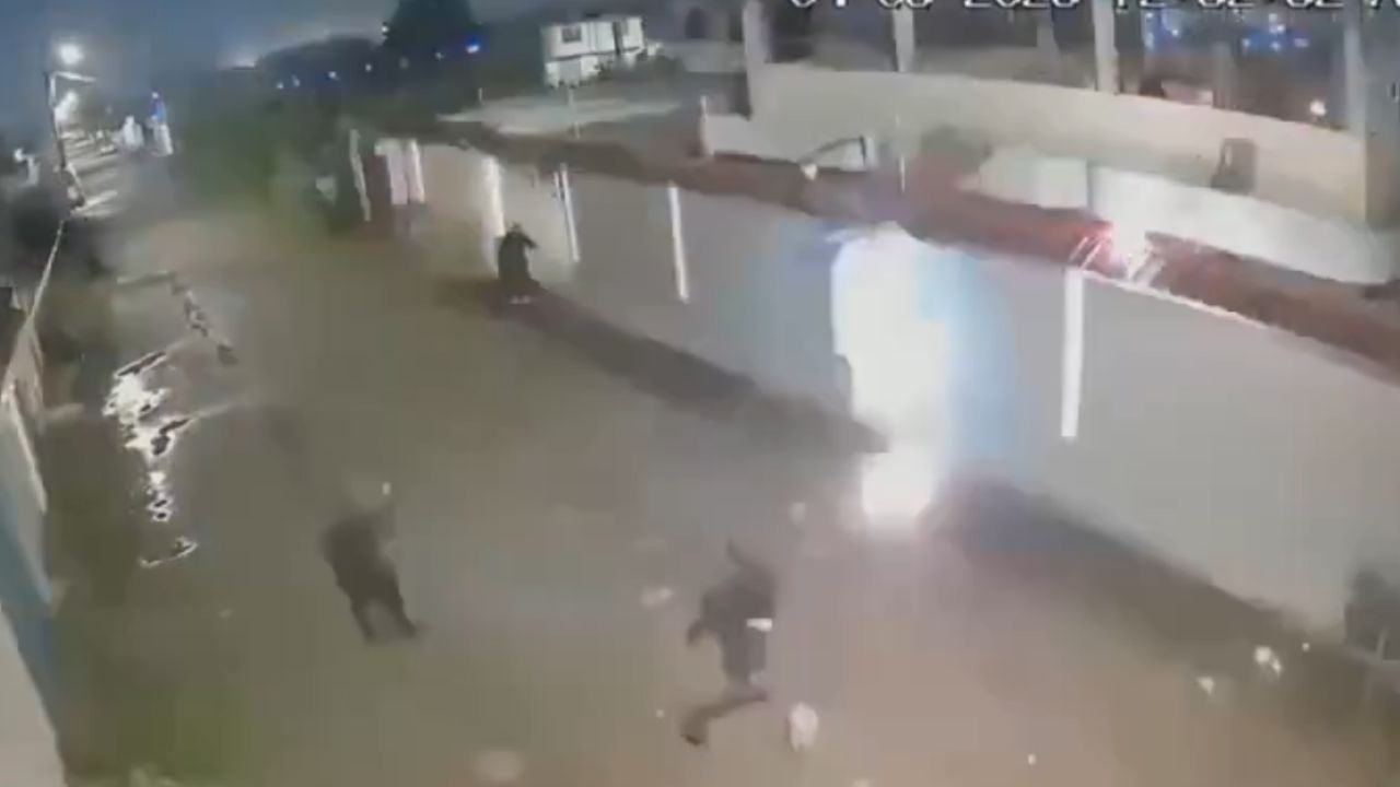 Graban a extorsionadores lanzando bomba en casa de madre de futbolista